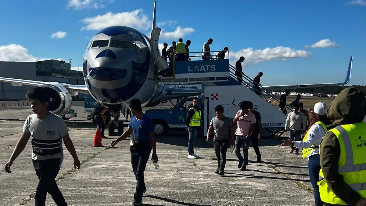 Guatemaltecos llegando al aeropuerto de Guatemala